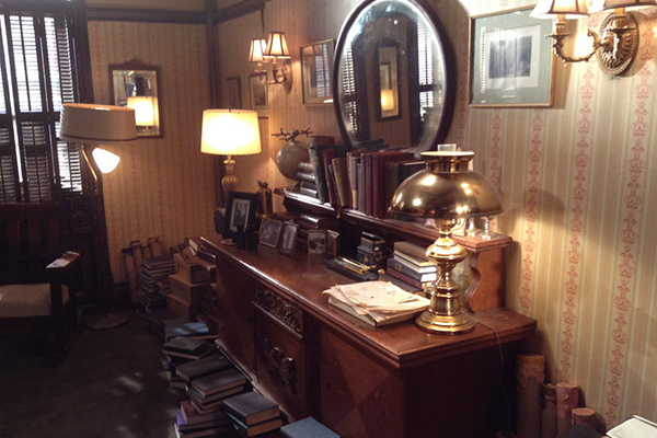 Set Decor / TV Decor Features: THE STRAIN